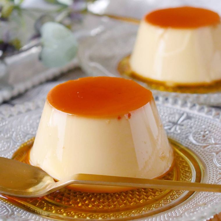 ガラスの皿に盛られたプリン2個