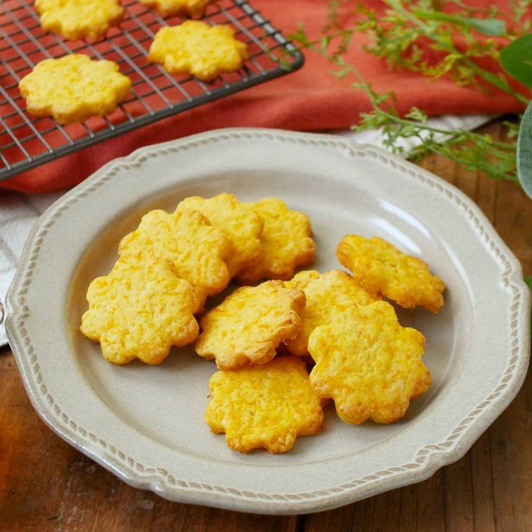 白い皿に盛られたにんじんクッキー