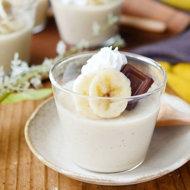 透明なカップに入った簡単バナナプリン