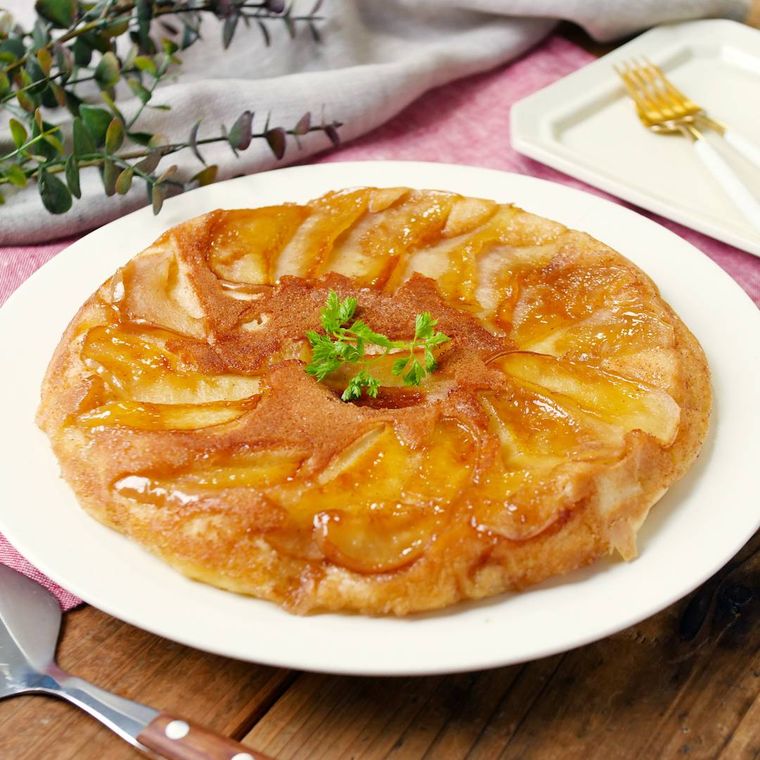 白い皿に盛られたりんごケーキ