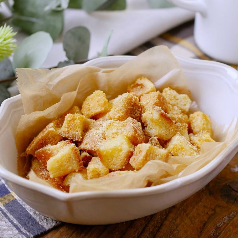 紙を敷いた器に盛られた、ひと口きな粉ラスク