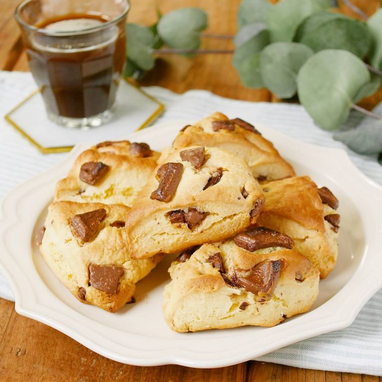白い皿に盛られたチョコスコーン
