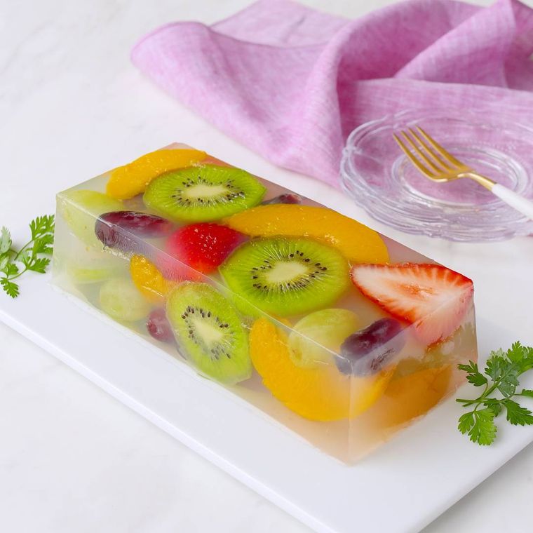 白い皿に盛られたフルーツ寒天