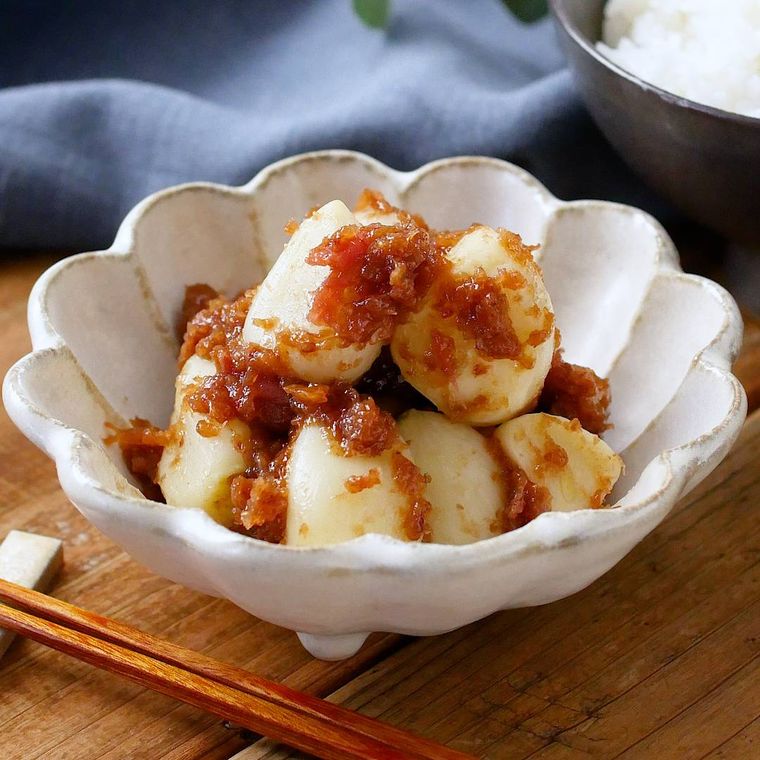 白い小鉢に入った梅かつおにんにく