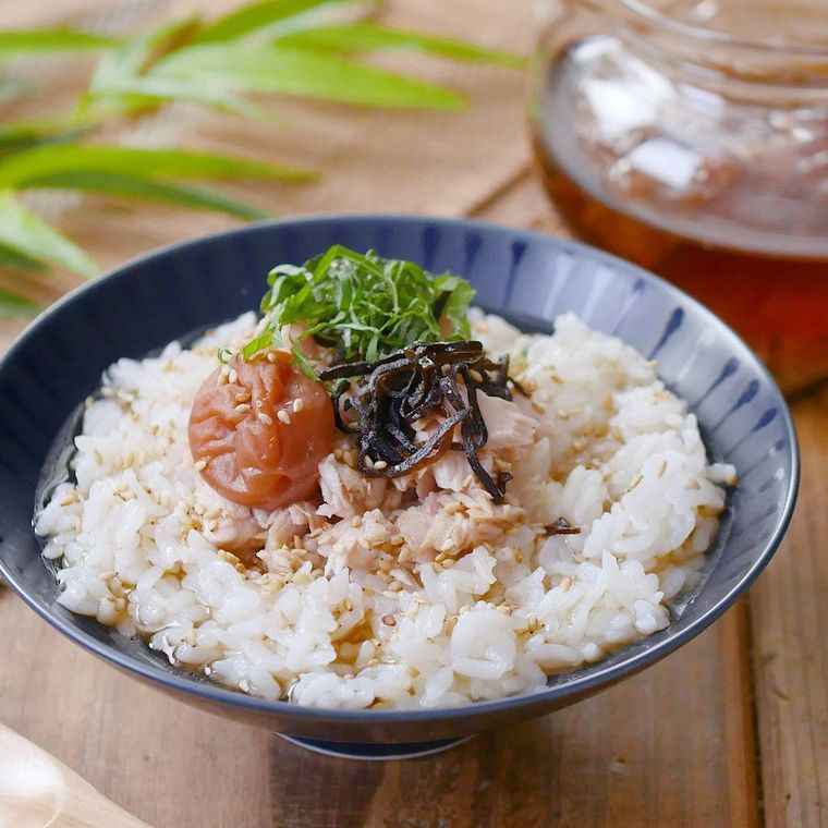 紺色の茶碗に入った 梅とツナの冷やし茶漬け