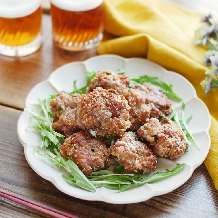 白い皿に入った梅しそ豚こま揚げ