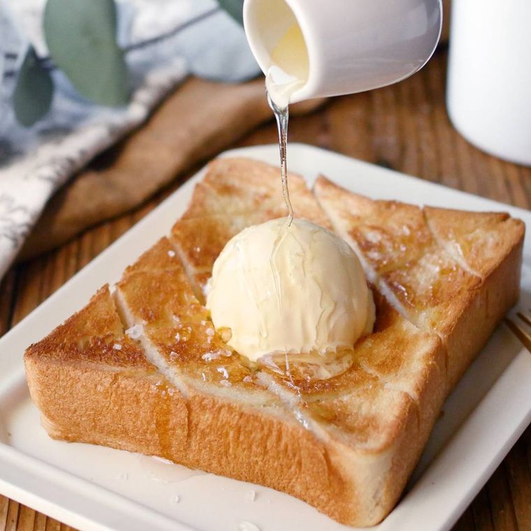 白い角皿に盛りつけられた塩バタートーストのはちみつがけ