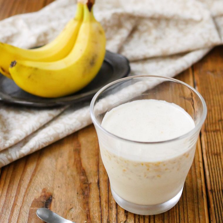 グラスに入っているバナナやみかんなどのミックスジュース