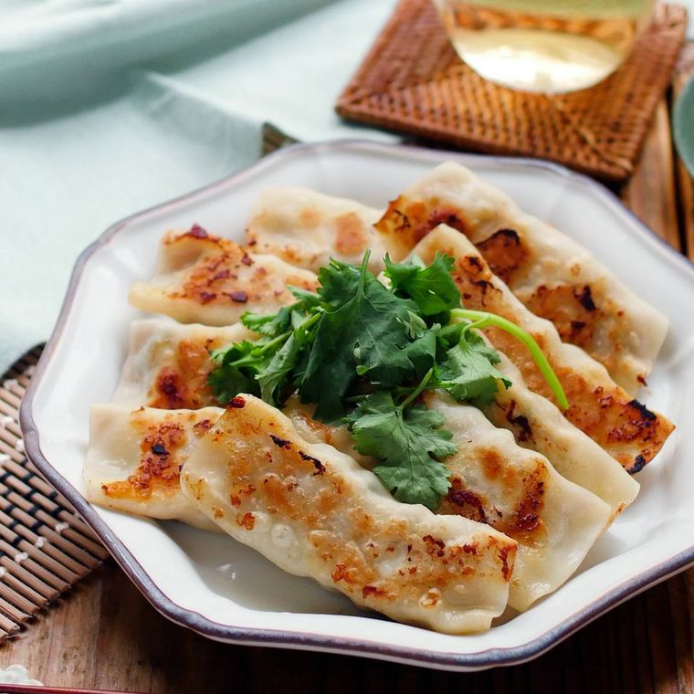 餃子の上のパクチー