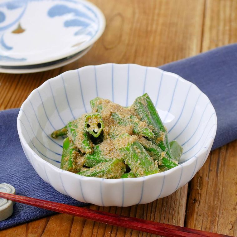 小鉢に盛られたオクラのごま和え