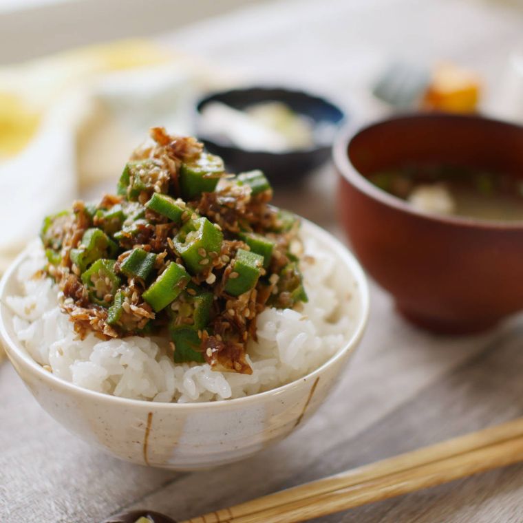 ごはんの上にオクラおかか醤油がのっている
