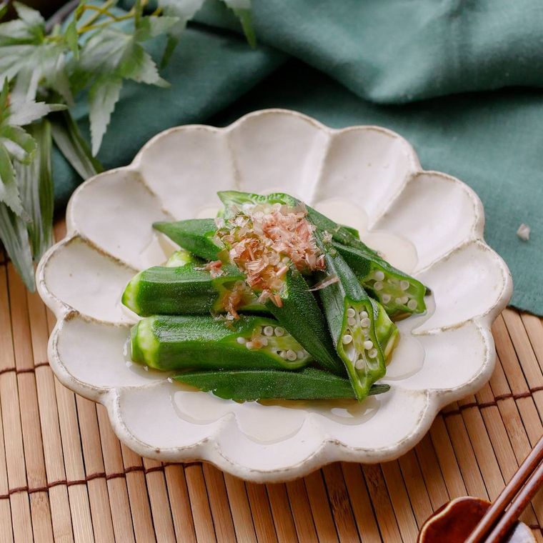 ベージュの皿に盛られたオクラのおひたし