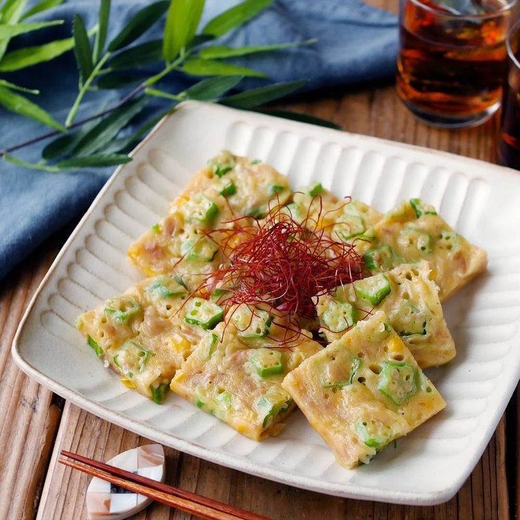 皿に盛られたオクラのチヂミ