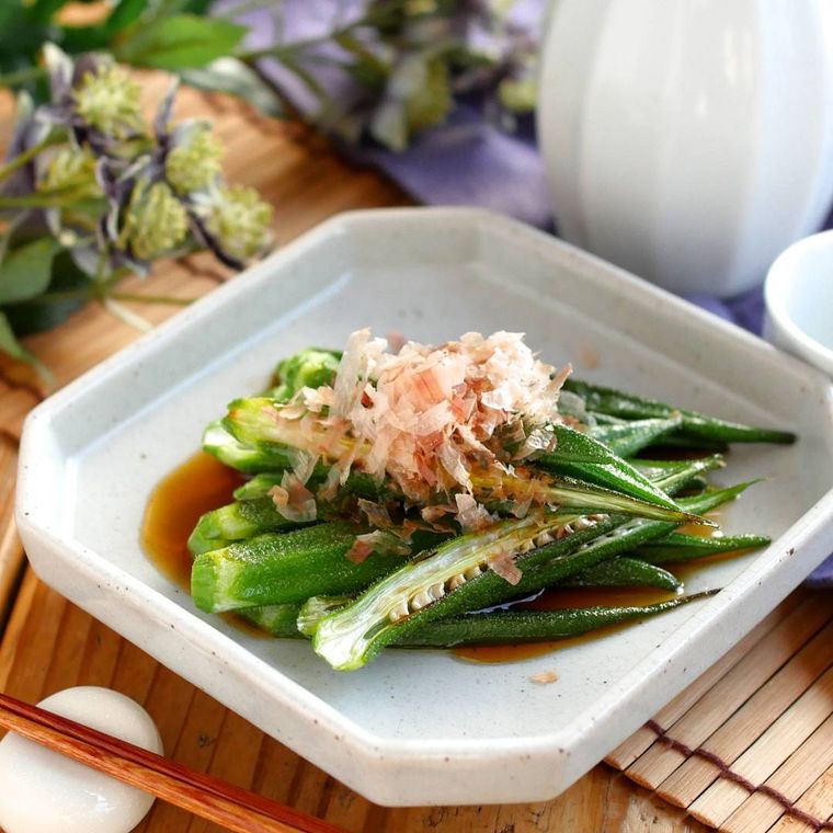 かつおぶしがのった焼きオクラ