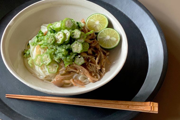 白い皿に盛られた「きのこきゅうりおろしそうめん」と木箸