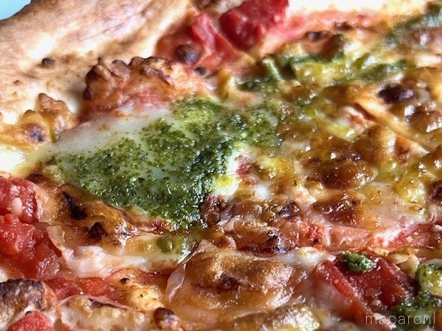 こんがり焼けたバジルソースがたっぷりのマルゲリータピザ