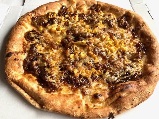 牛カルビがトッピングされたピザ