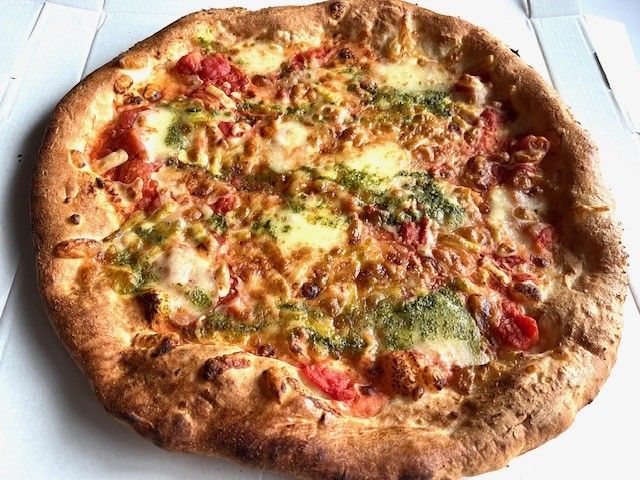 テーブルに置かれたマルゲリータピザ