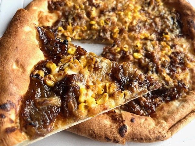 一切れにもたっぷり牛カルビがのっているピザ