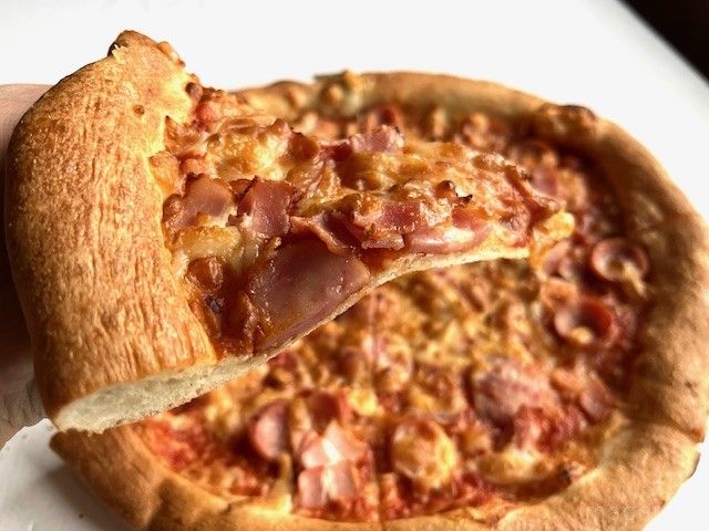 取り上げたワンカットのウィンナーベーコンピザ