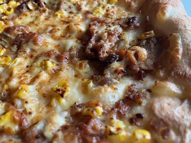 こんがり焼いたテリヤキチキンをのせたピザ