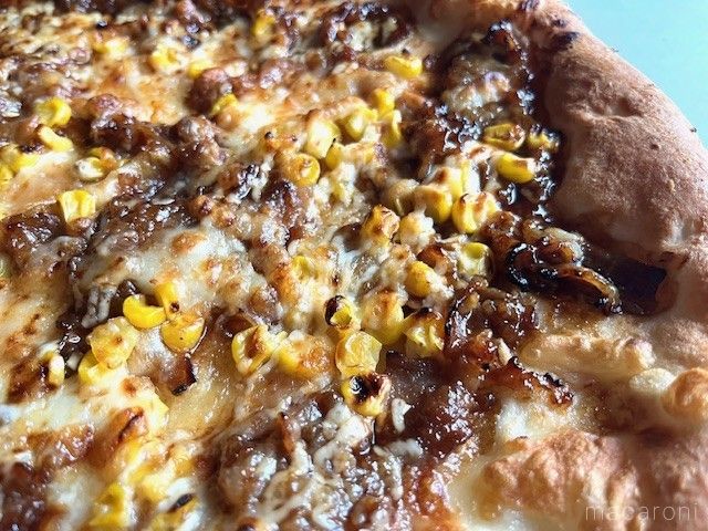 とうもろこしと牛カルビがふんだんに使われているピザ