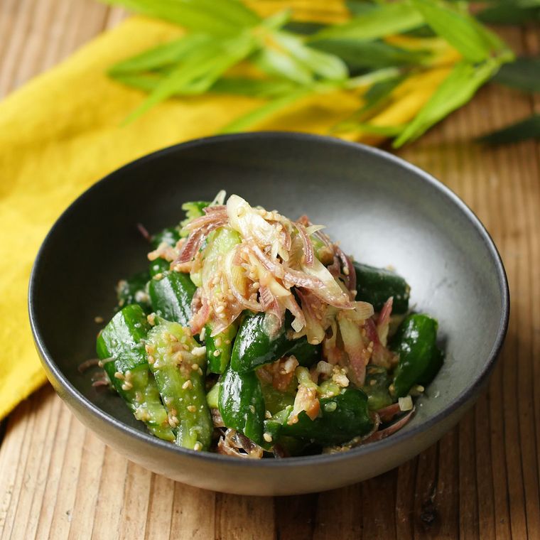 器に盛られたたたききゅうりの梅みそみょうが和え