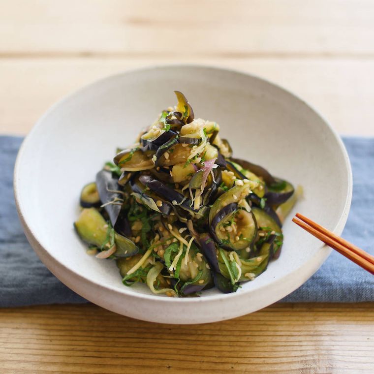 器に盛られたなすのみょうが和え