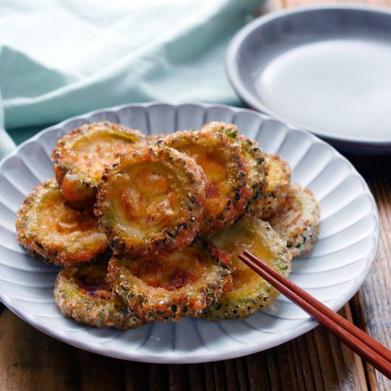 皿に盛られたゴーヤの唐揚げ