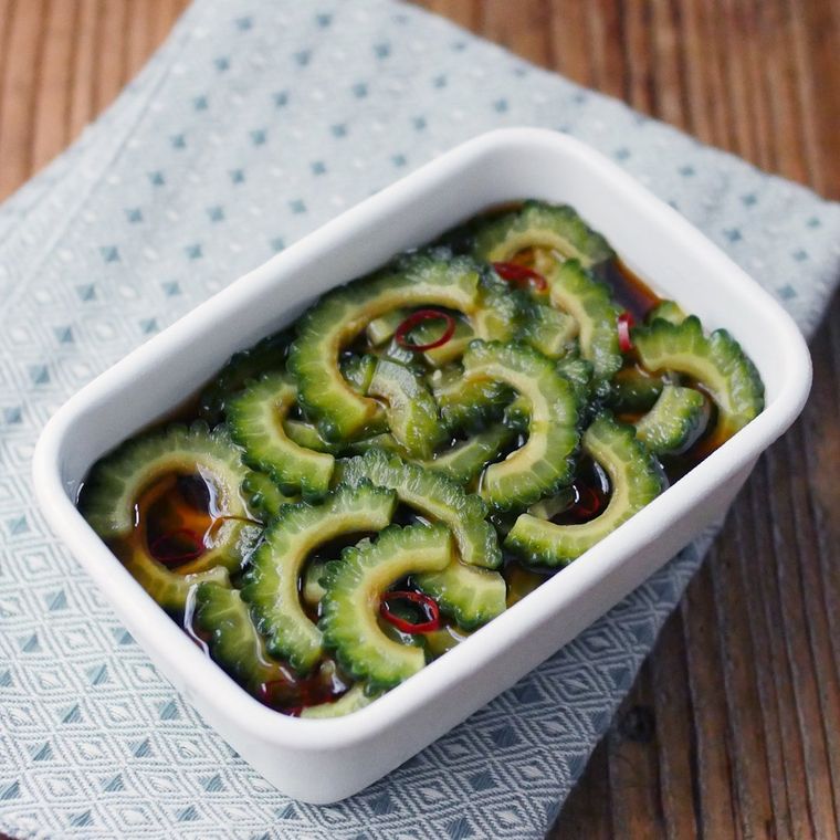 ホーロー容器に入ったゴーヤのピリ辛漬け