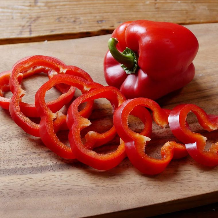 輪切りのパプリカとまるごとのパプリカ