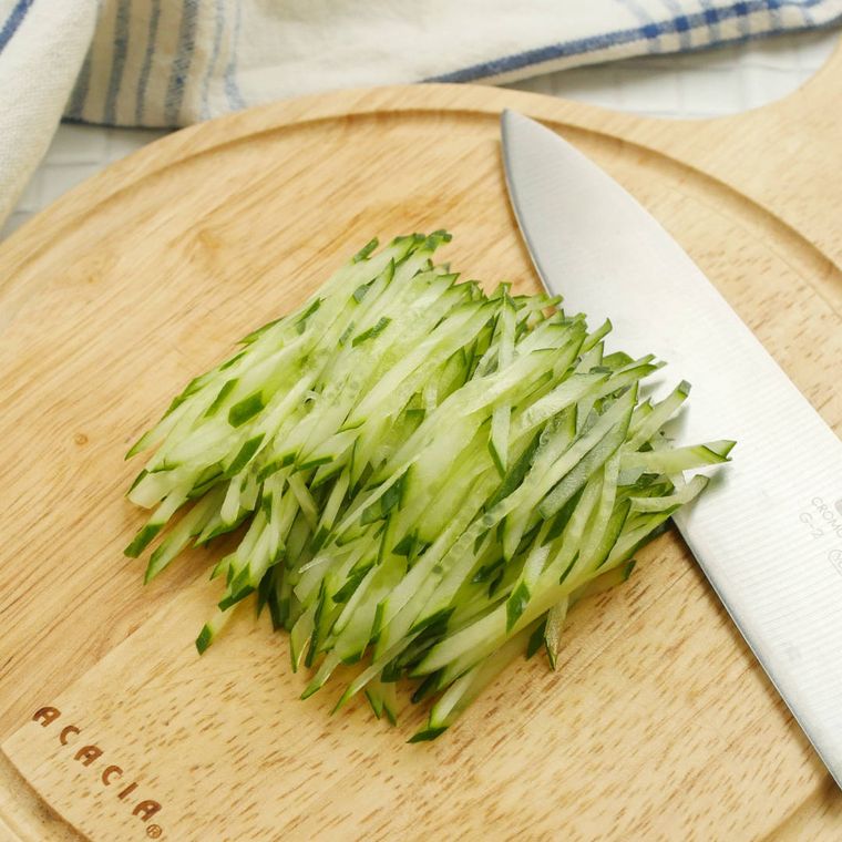 千切りにされたきゅうり