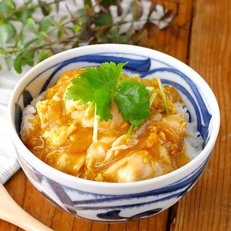 丼に盛られたとりささみの親子丼