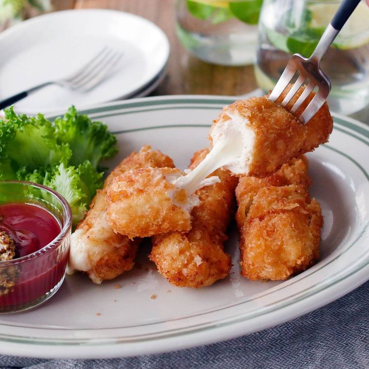 器に盛られたとりささみのチーズフライ