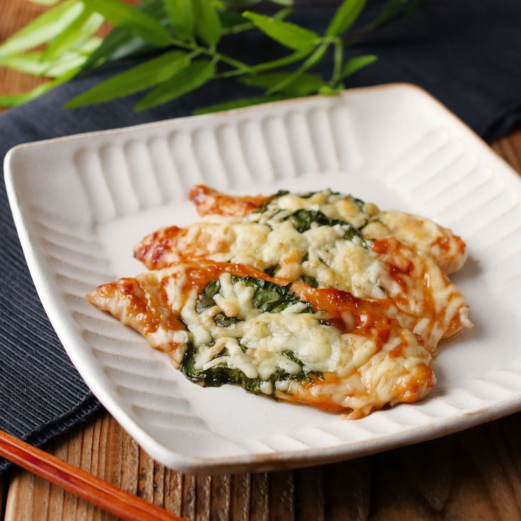 皿に盛られたとりささみのみそチーズ焼き
