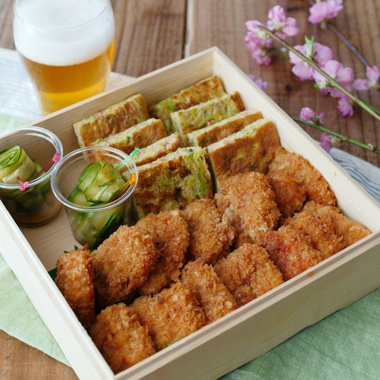 お弁当箱にささみカツと玉子焼きが詰め合わせになっている