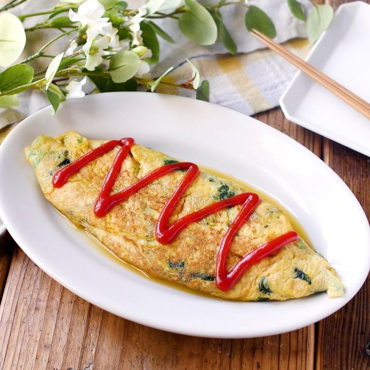 皿に盛られたほうれん草のチーズオムレツ