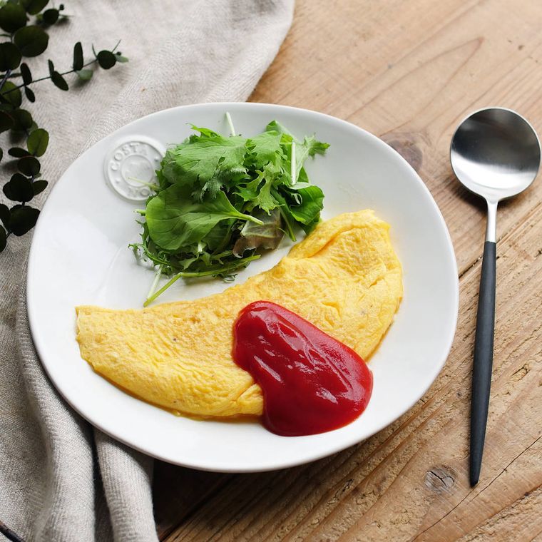 皿に盛られたプレーンオムレツ