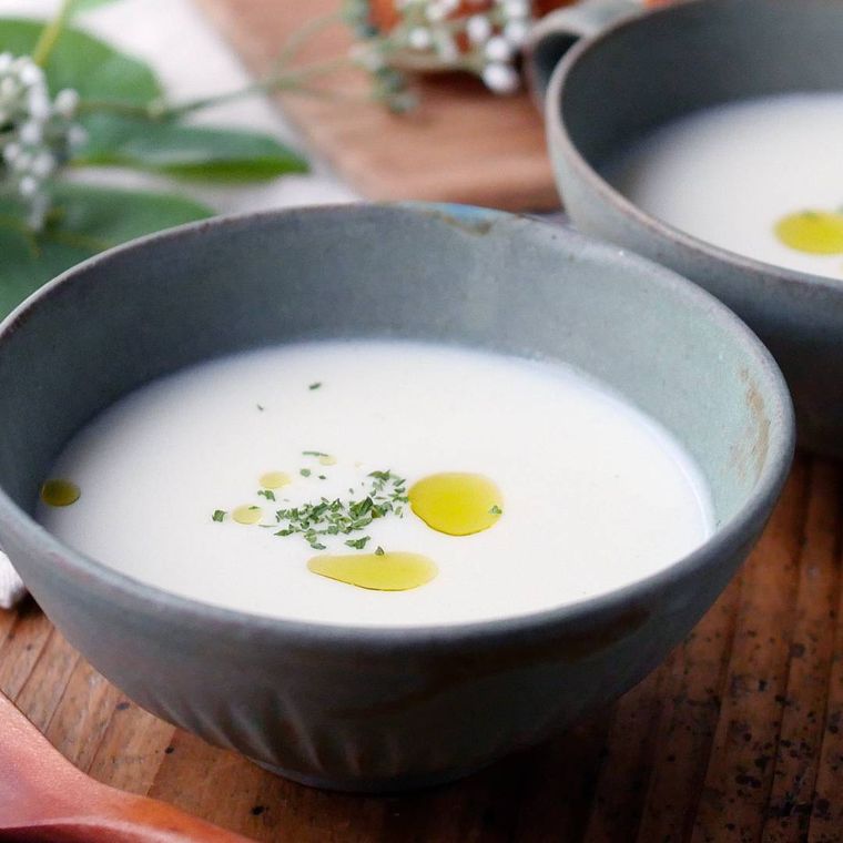 器に盛られた新玉ねぎのポタージュ