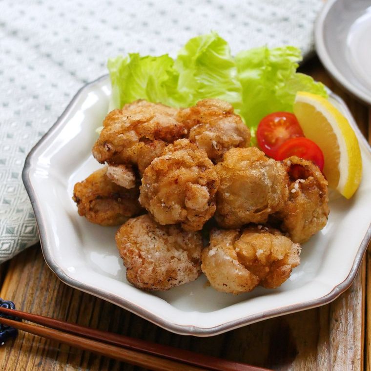 皿に盛られたジューシー唐揚げ