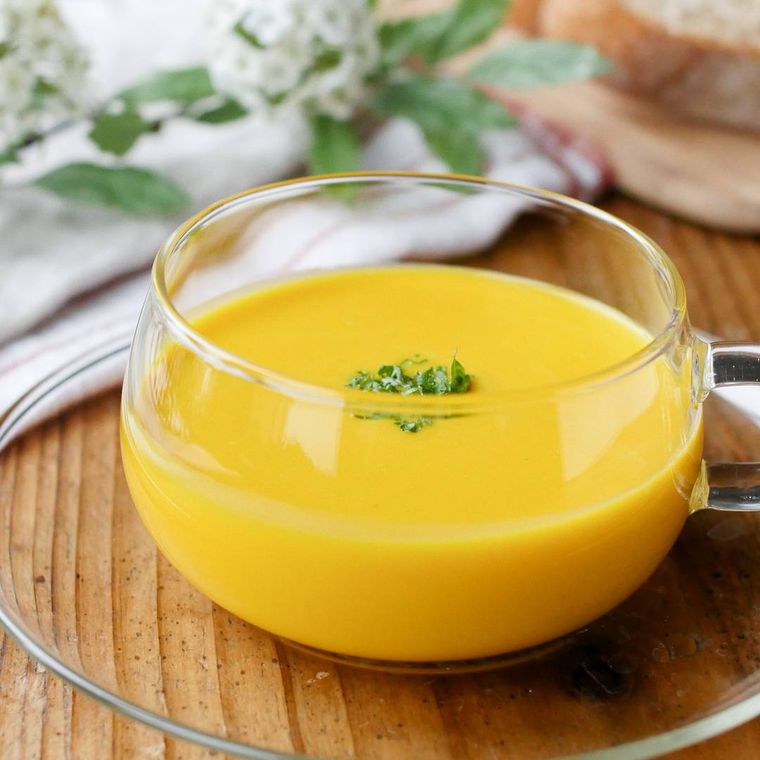 スープカップに盛られたかぼちゃの冷製スープ