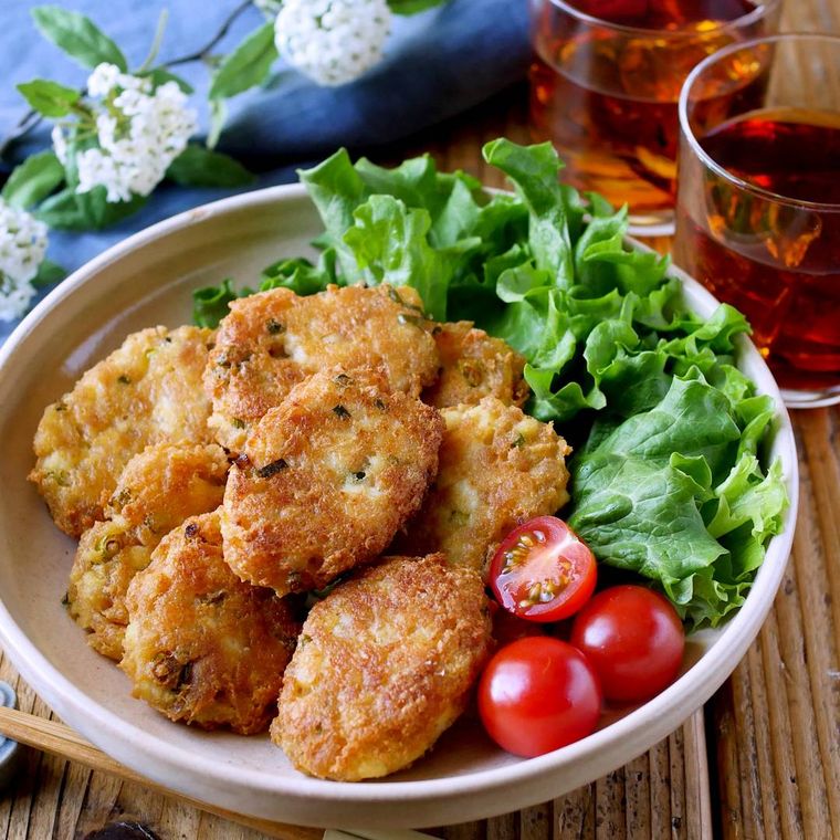 皿に盛られた厚揚げナゲット