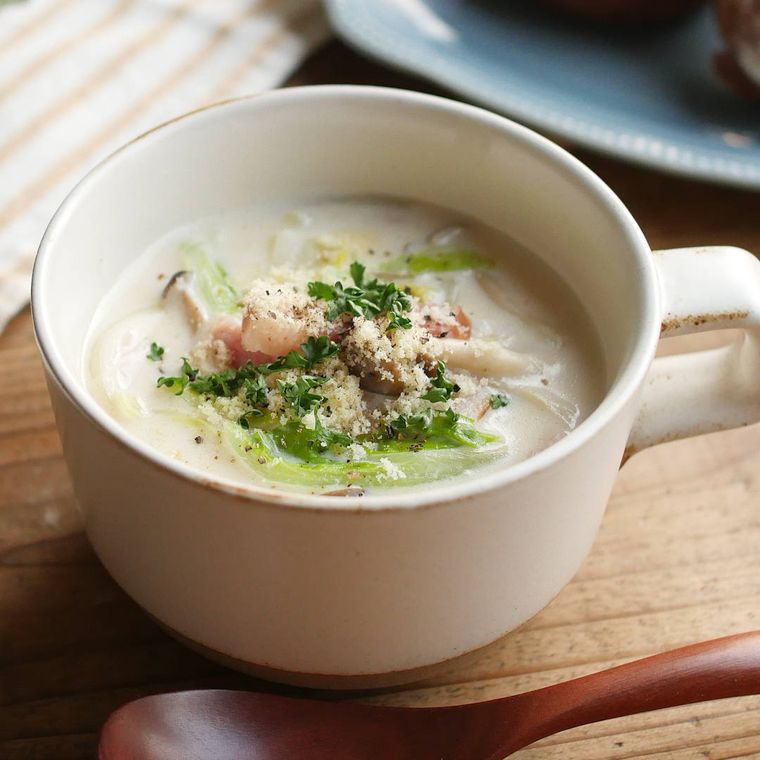 スープカップに盛られた白菜のミルクスープ