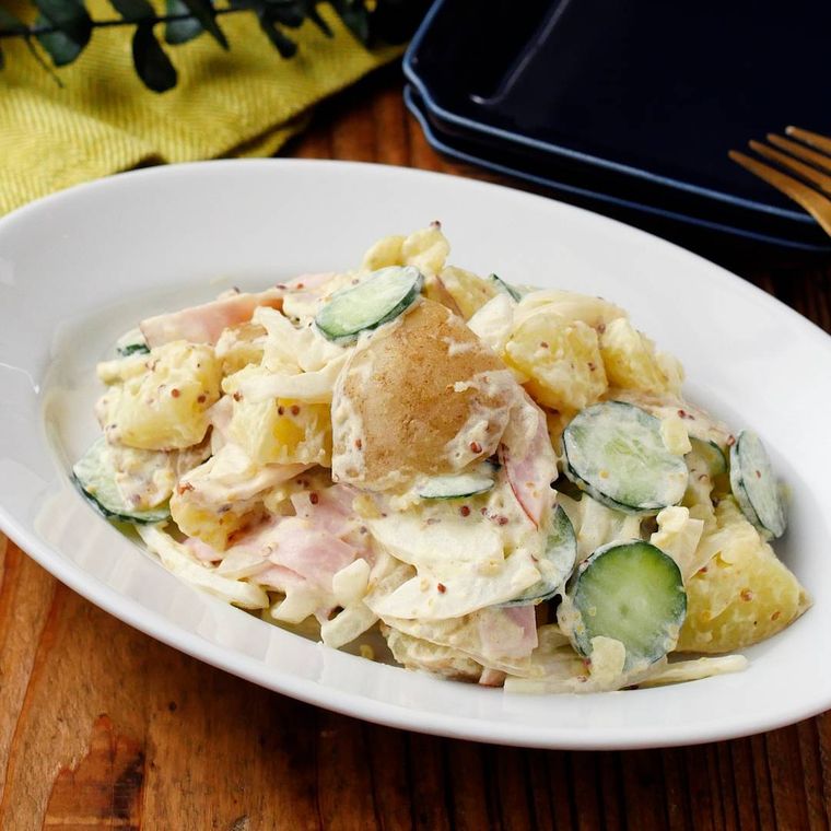 皿に盛られた新じゃがポテトサラダ