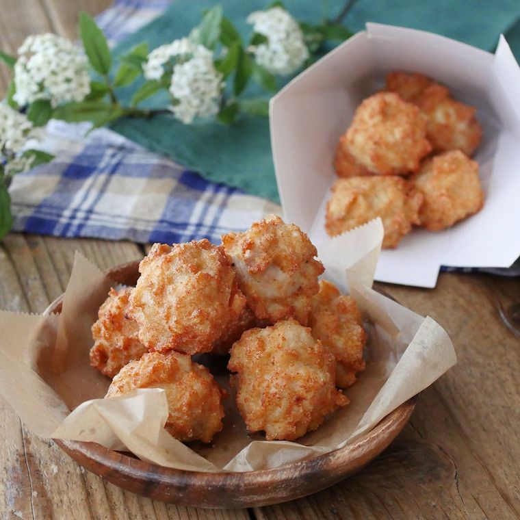 皿に盛られた明太マヨチキンナゲット
