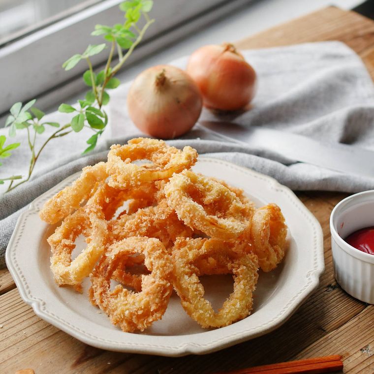 皿に盛られた定番オニオンリング