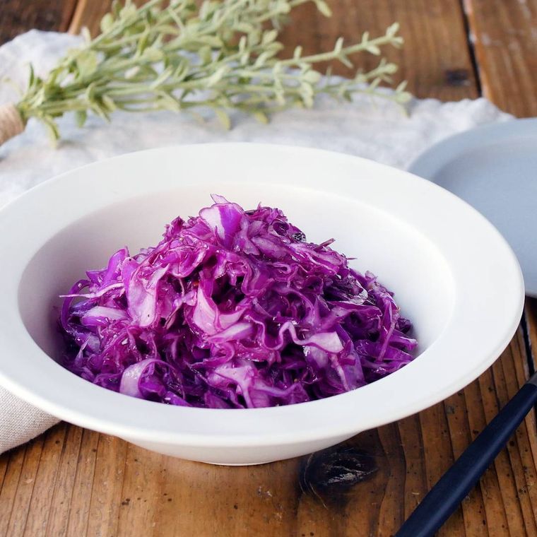 皿に盛られた紫キャベツのマリネ