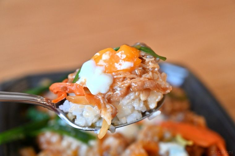 プルコギ丼をスプーンですくっている