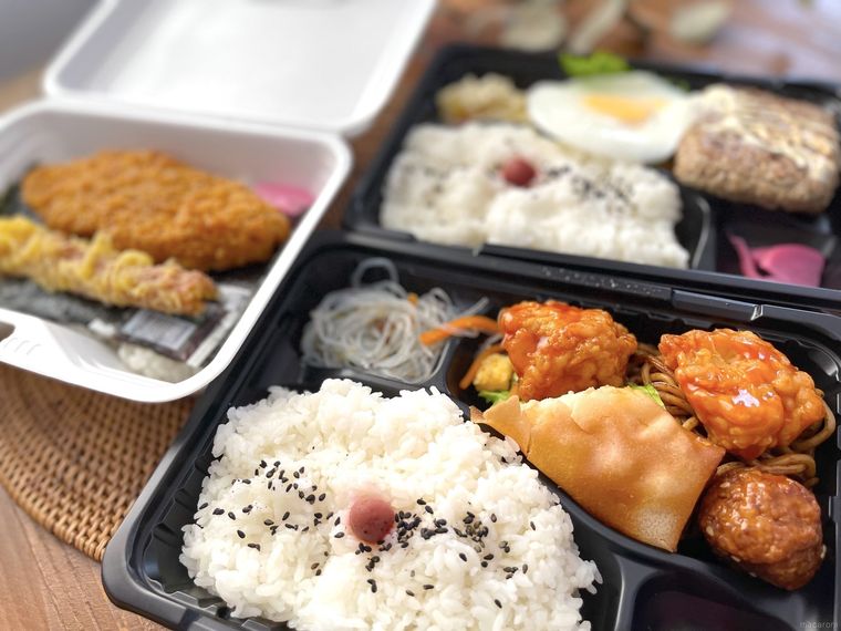 テーブルに並ぶラ・ムーのお弁当3種