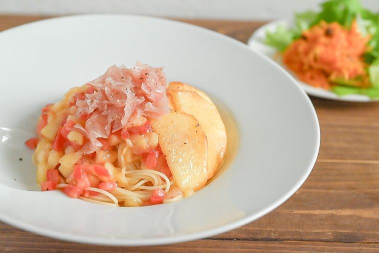 白い皿に盛られた桃の冷製パスタ